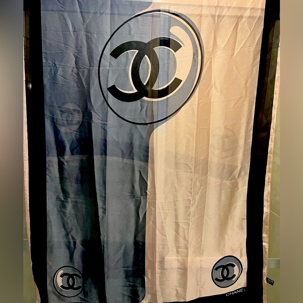 Chanel - large silk scarf. Black, gray, and pink/ salmon. - Picture 2 of 9